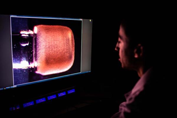 قلب روی یک تراشه: مینی پمپ با استفاده از سلول های واقعی قلب انسان